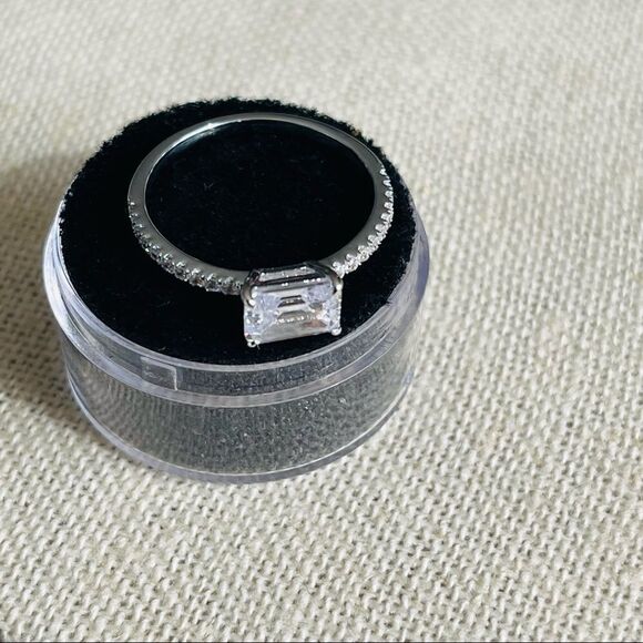 1.00CT Ring Emerald cut Rhodium Plated Cubic zirconia - Picture 3 of 5